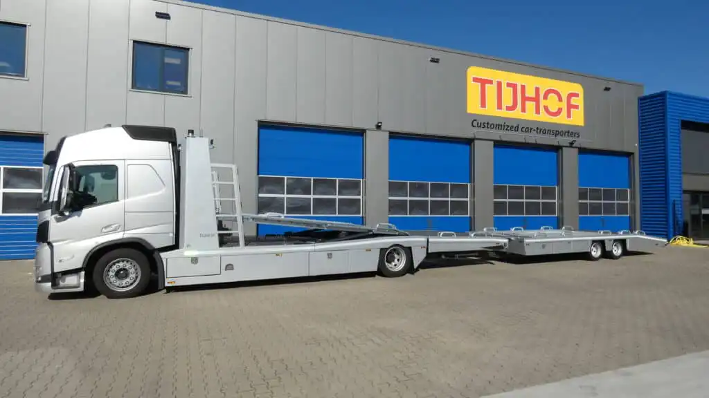Tijhof 2/3-lader gebouwd op een Volvo chassis met een Tijhof TA11000 aanhangwagen aan Profi Glass B.V.