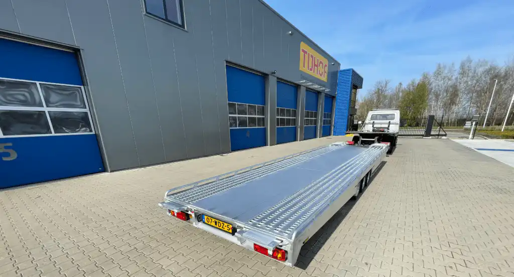 Aflevering van een Tijhof TT35-ANN tridem aanhangwagen voor Autodemontagebedrijf E. Kooy