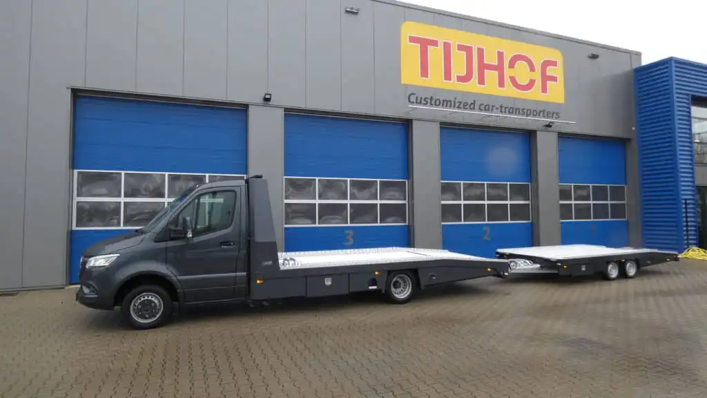 Mercedes-Benz Sprinter met Tijhof AluLiner en TA30-ANN aanhangwagen voor Van Ballegooijen Auto's