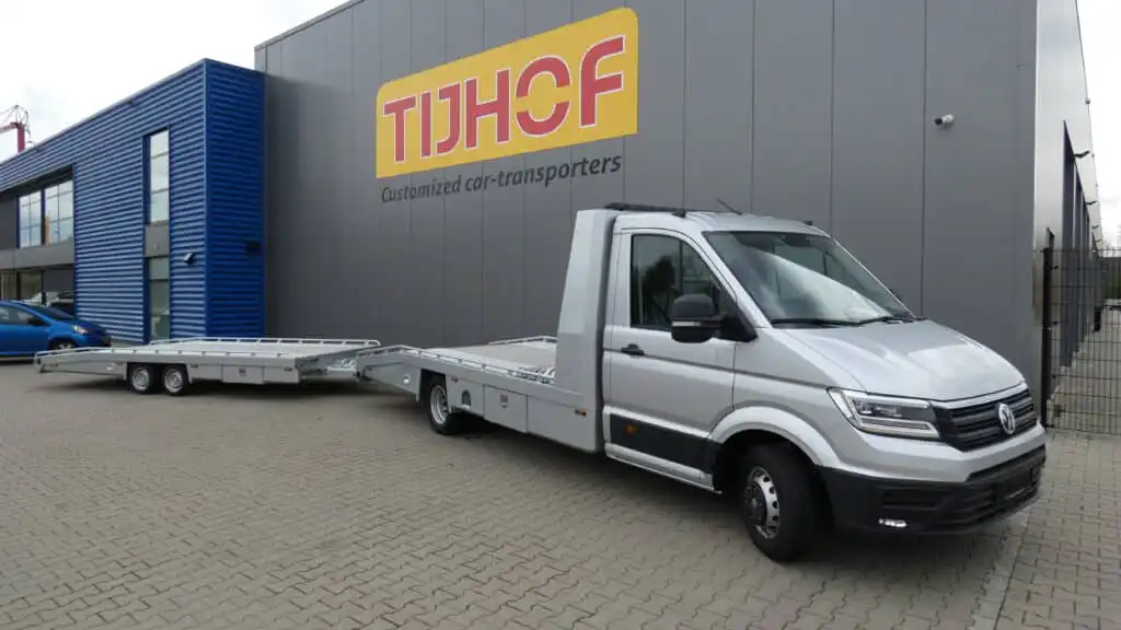 Aflevering van een Tijhof AluLiner gebouwd op een Volkswagen Crafter en een TA35-ANN aanhangwagen aan Maas Autogroep