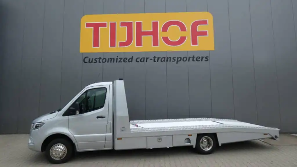 Aflevering van een Tijhof AluLiner gebouwd op een Mercedes-Benz Sprinter aan onze dealer Van der Hulst Automotive met als eindklant Vakgarage Polling.