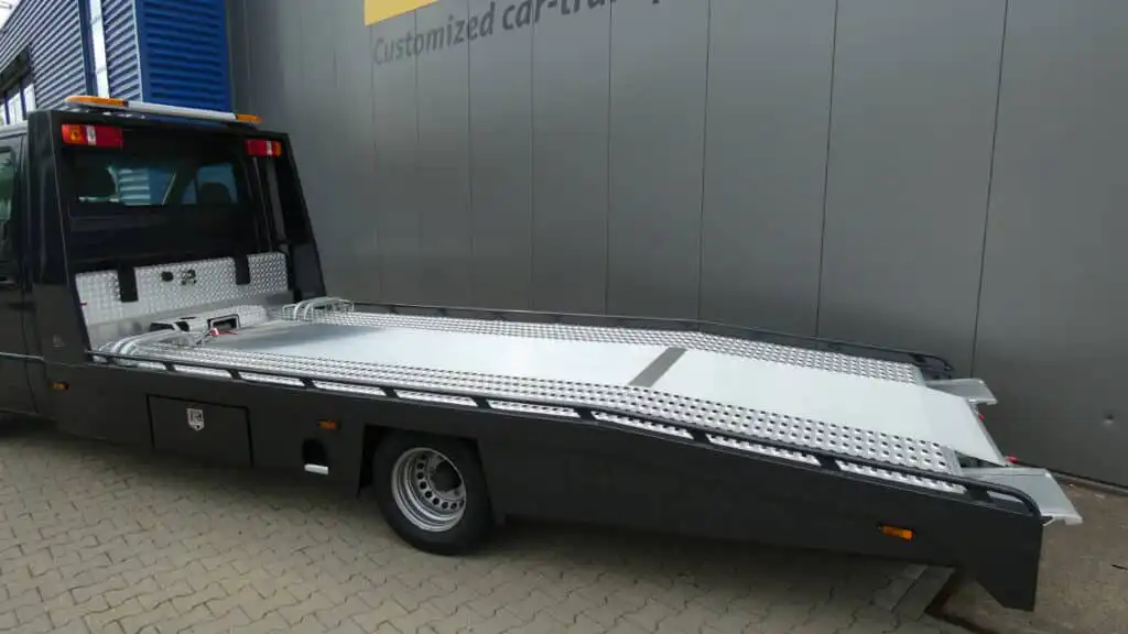 Aflevering van een Tijhof AluLiner gebouwd op een Mercedes Sprinter aan Handelsonderneming Hinnie Hendriks.