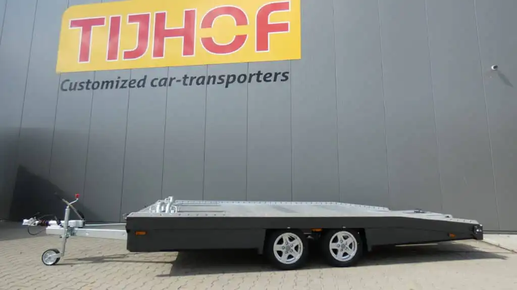 Aflevering van een Tijhof TA27-ANN aluminium aanhangwagen aan Hofmeijer Auto's gevestigd in Elburg.