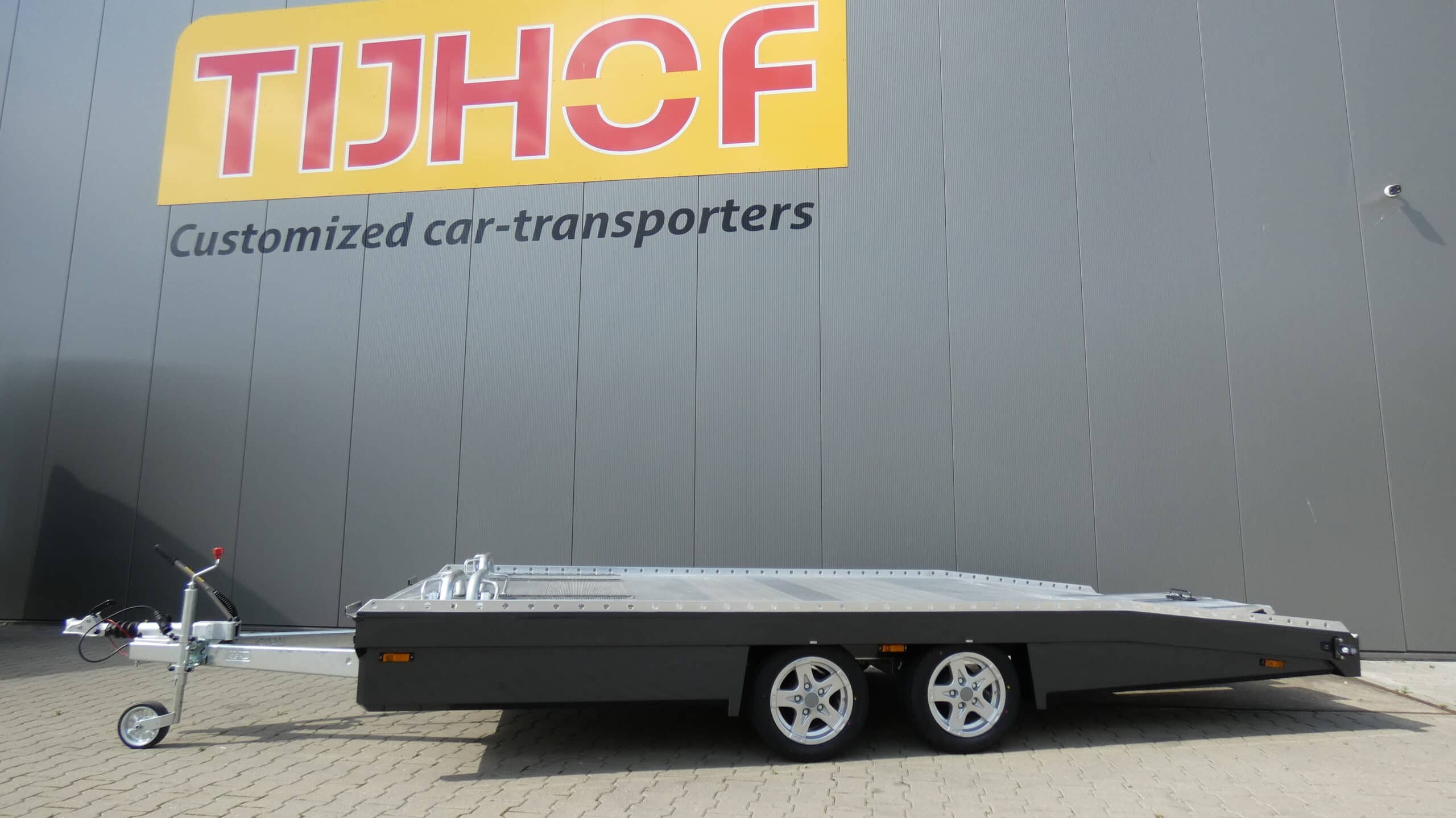 Aflevering van een Tijhof TA27-ANN aluminium aanhangwagen aan Hofmeijer Auto's gevestigd in Elburg.