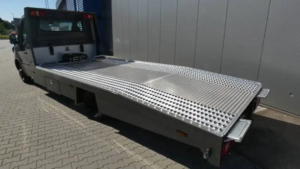 Aflevering van een Tijhof AluLiner gebouwd op een Mercedes-Benz Sprinter aan Autobedrijf A. van Esch uit Zeist.