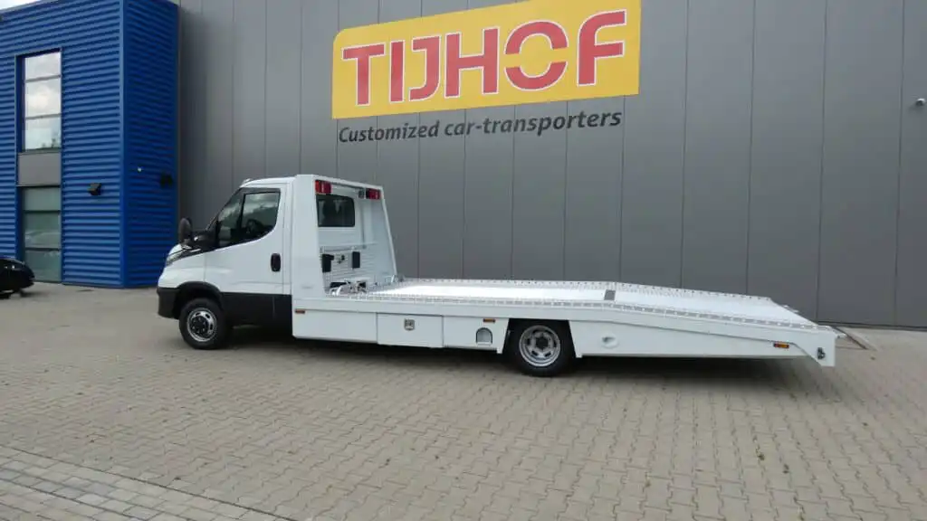 Aflevering van een Iveco Daily met een AluLiner opbouw aan Autobedrijf Frank Pluym