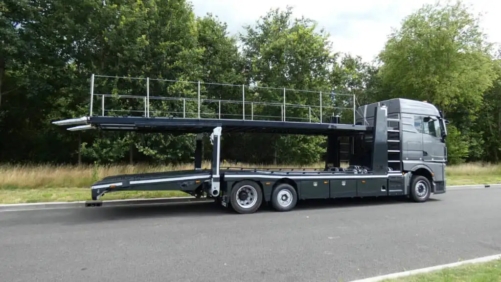 Aflevering van een 4-lader gebouwd op een MAN TGX aan MAN gevestigd in Duiven.