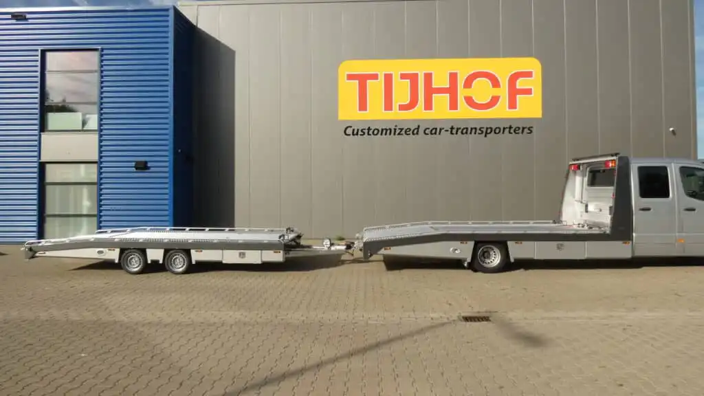 Aflevering van een AluLiner met TA35-ANN aanhangwagen aan Autobedrijf Sloetjes