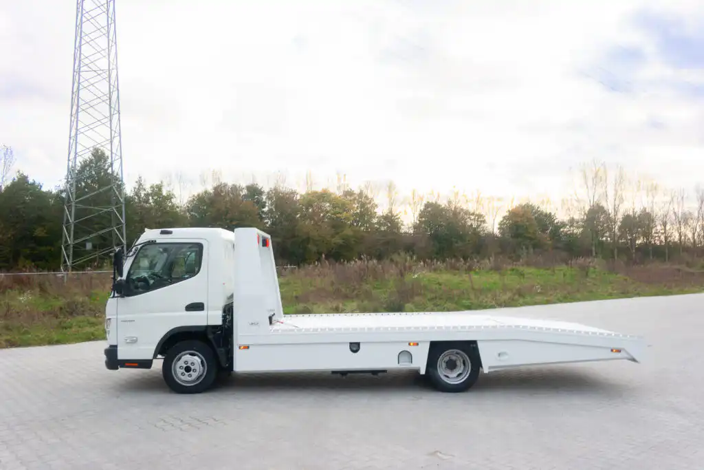 Tijhof levert een Fuso Canter Aluliner voor Van Mossel Vans & Trucks Bergschenhoek.